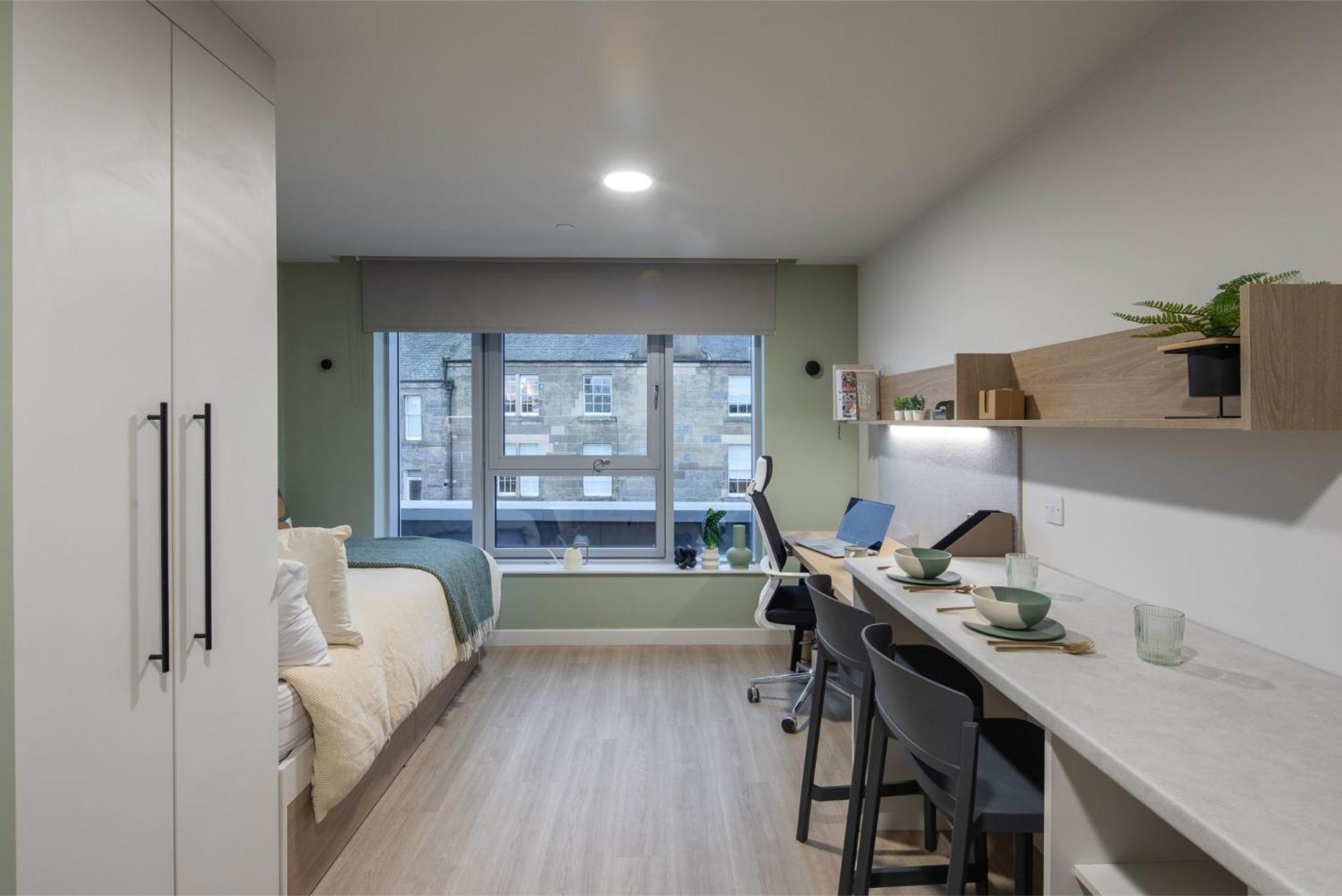 Student Only Norton's Student Living In Apartment *